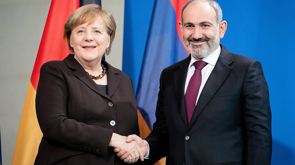 Die Partei von Nikol Paschinjan, Ministerpräsident von Armenien, liegt laut ersten Hochrechnungen bei den Parlamentswahlen in Armenien vorn. Im Bild: die deutsche Bundeskanzlerin Angela Merkel beim Besuch Paschinjan in Berlin am 13. Februar 2020