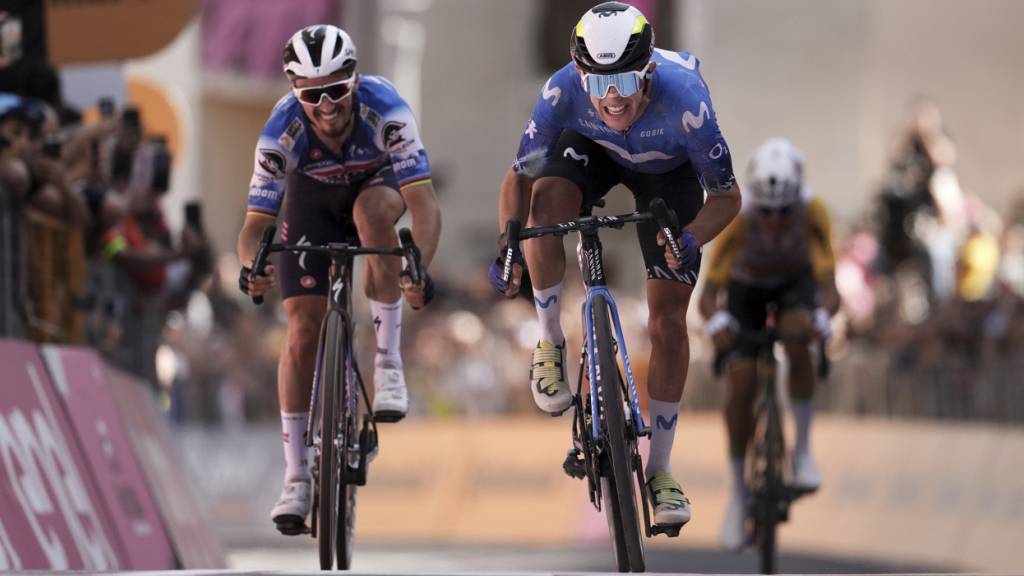 Der junge Spanier Pelayo Sanchez (rechts) schlägt Ex-Weltmeister Julian Alaphilippe im Sprint der 6. Giro-Etappe