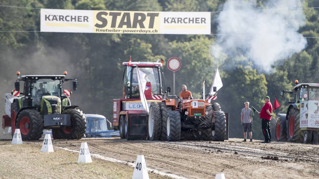 Ein Traktor kaempft sich durch die Wegstrecke beim Traktorpulling anlaesslich der Kuntwilwer-Powerdays am Freitag, 10. August 2018 in Knutwil im Kanton Luzern.