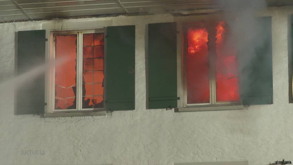 Grossbrand: In Erlinsbach brennt ein 700-jähriges Haus. 3 Personen werden vermisst