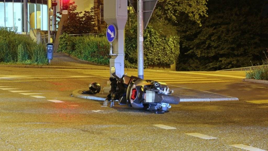 Ein Motorradfahrer hätte gerne auf die Polizei verzichtet: Ein Fluchtversuch nach einem ersten Sturz misslang, weil er auf einen Randstein fuhr und erneut stürzte.