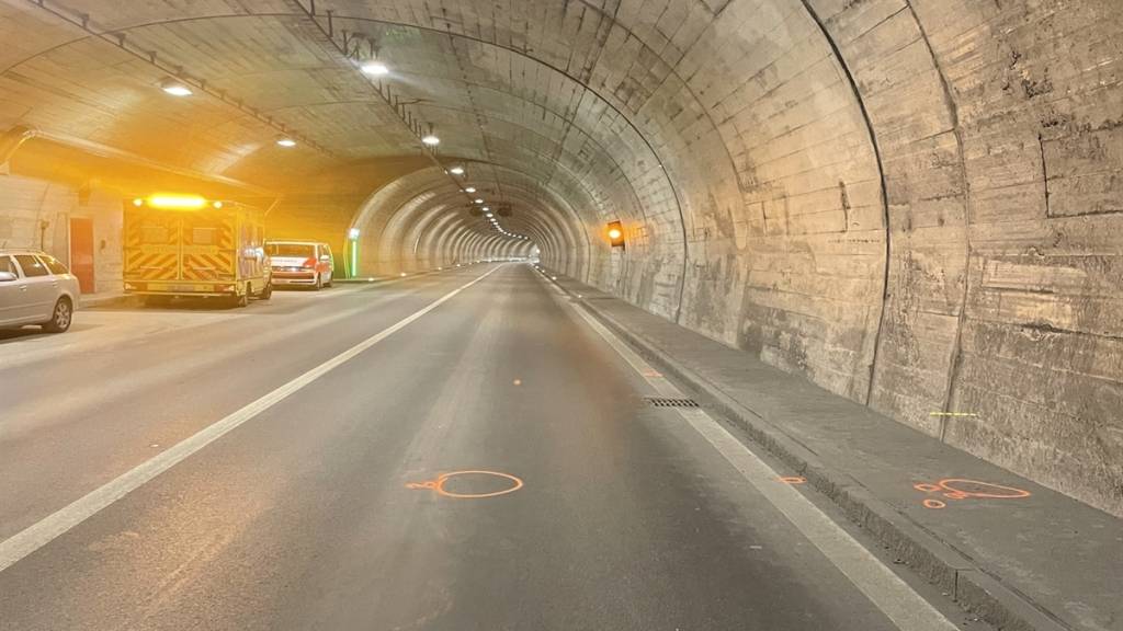 Ein Autofahrer brachte im Landwassertunnel eine Mountainbikerin zum Sturz.