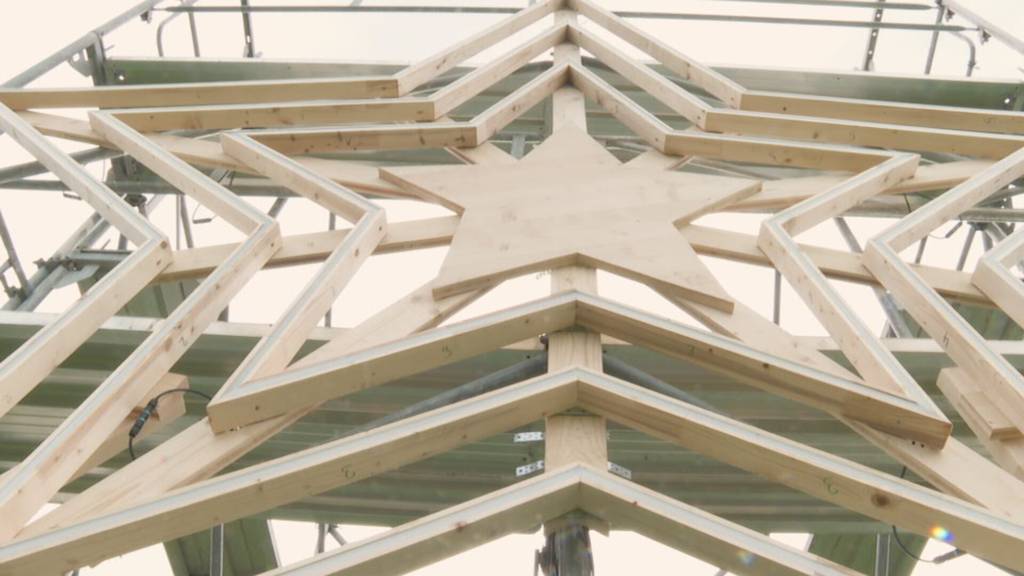 Riesiger Holzstern leuchtet in Roggwil