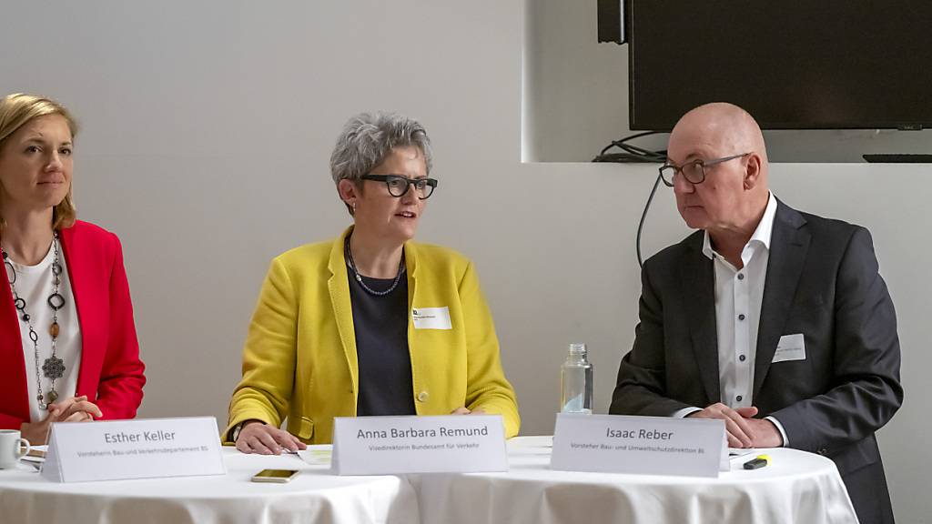 Anna Barbara Remund, Vizedirektorin des Bundesamts für Verkehr, flankiert von der Basler Regierungsrätin Esther Keller und ihrem Baselbieter Kollegen Isaac Reber.