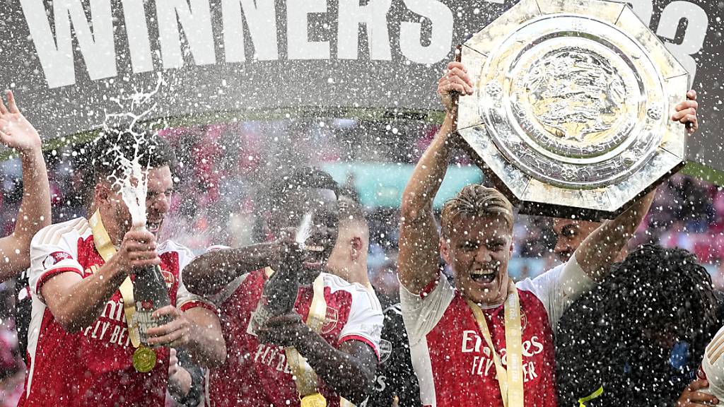 Die Spieler von Arsenal lassen die Korken knallen