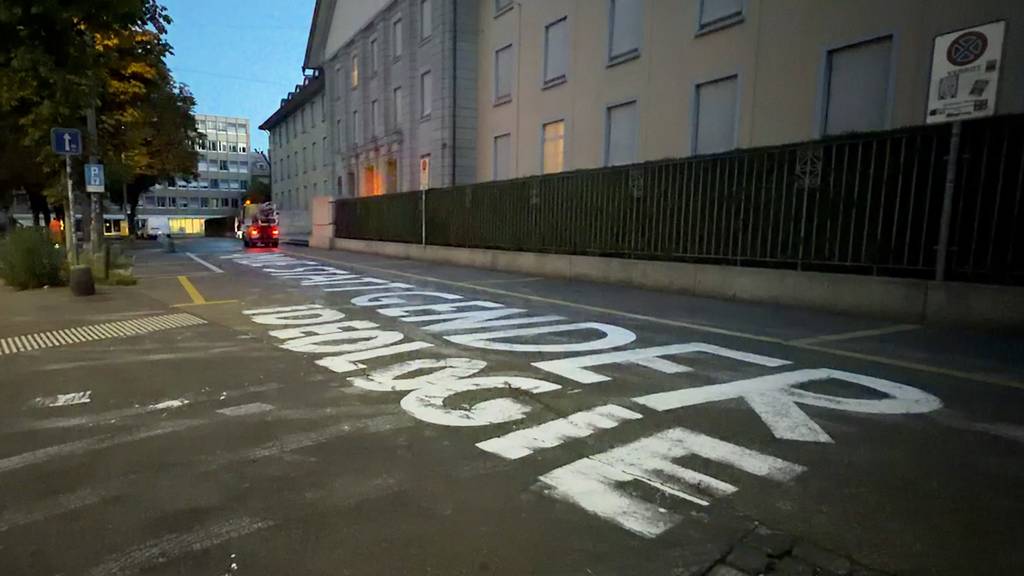 Schmierereien vor Prozess gegen «Junge Tat»: Polizei nimmt neun Personen fest