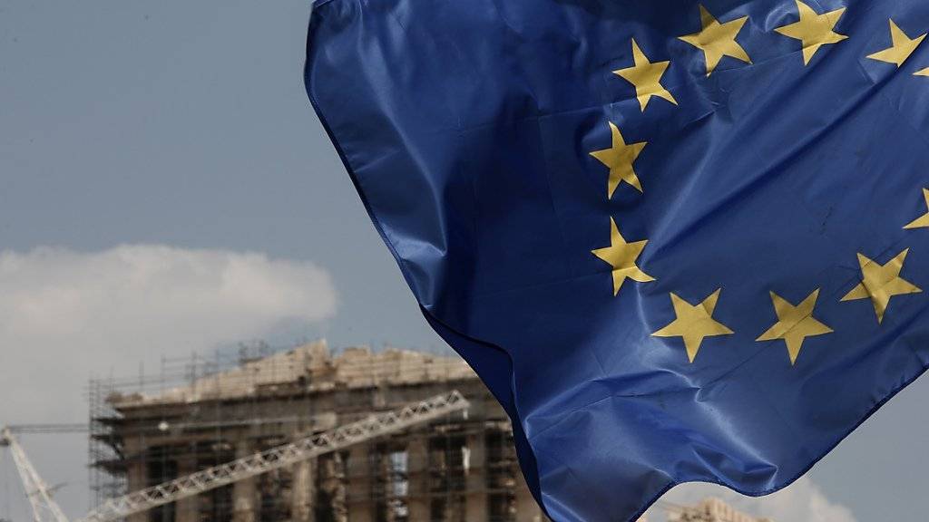 Nach langem Warten erhält Griechenland wieder Hilfsgelder. Im Bild eine EU-Flagge vor dem Parthenon-Tempel in Athen