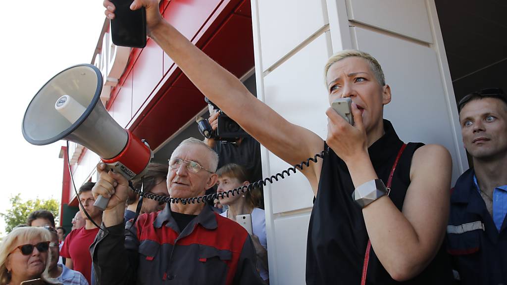 Maria Kolesnikowa, Vertreterin von Präsidentschaftskandidatin Tichanowskaja, spricht bei einer Kundgebung vor dem Minsker Radschlepperwerk. Foto: Dmitri Lovetsky/AP/dpa