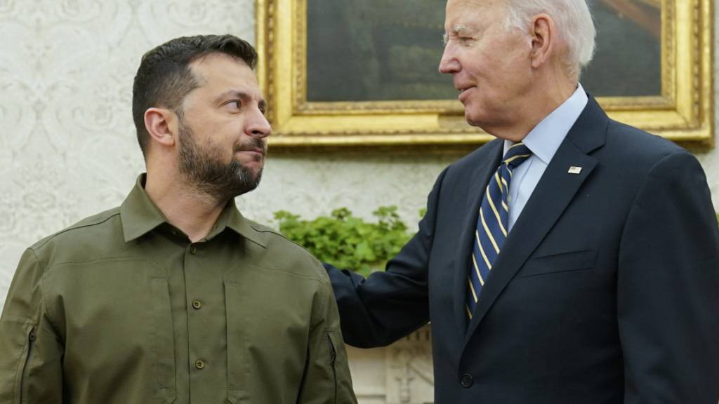 ARCHIV - US-Präsident Joe Biden (r) trifft heute den ukrainischen Präsidenten Wolodymyr Selenskyj. Foto: Evan Vucci/AP/dpa