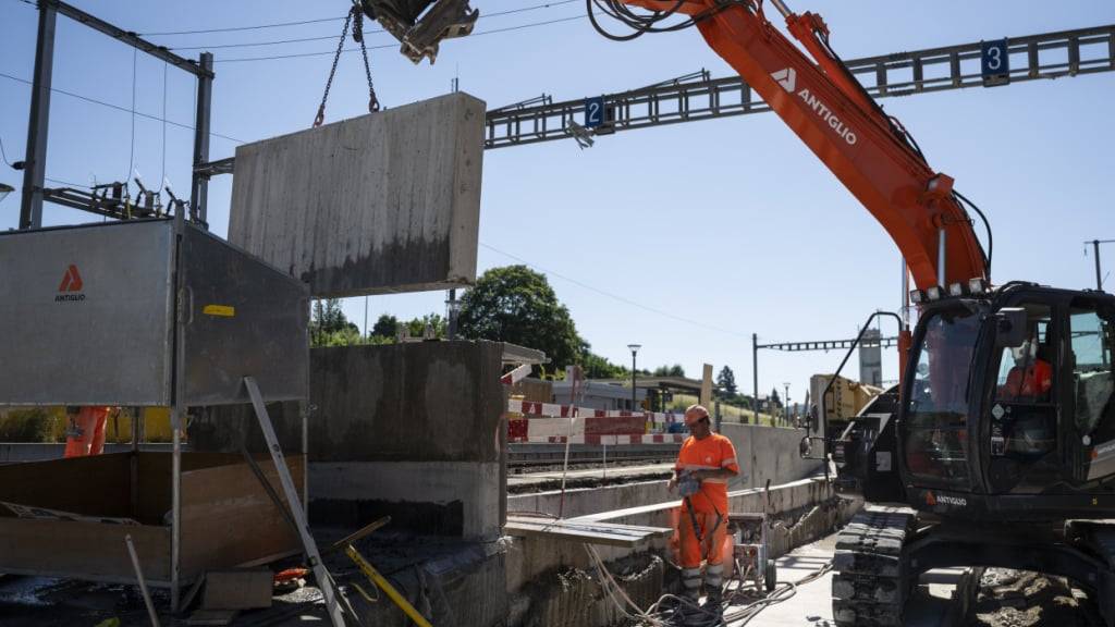 Zwei Monate lang wurde auf der Bahnstrecke zwischen Bern und Freiburg inensiv gearbeitet. Nun kann die Strecke am Montag wieder in Betrieb genommen werden. (Archivbild)
