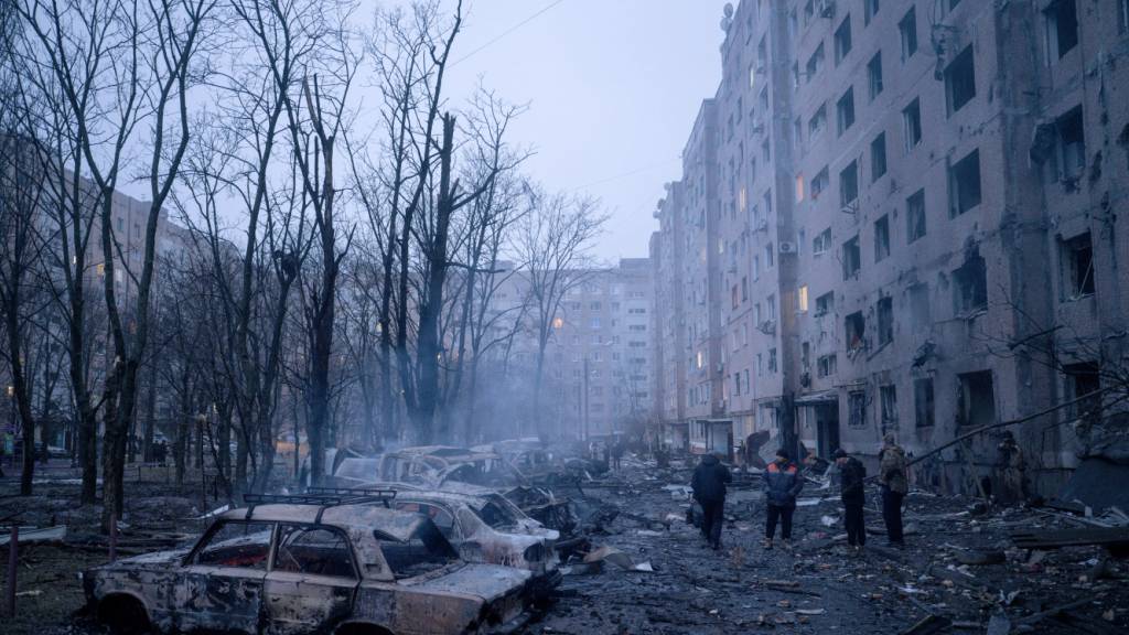 HANDOUT - Auf diesem Foto, das vom Pressedienst der 93. Kholodnyi Yar Separate Mechanisierte Brigade der Ukraine zur Verfügung gestellt wurde, sieht man beschädigte Autos im Hof eines Wohnviertels nach einem russischen Luftangriff. Foto: Iryna Rybakova/Ukrainian 93rd Mechanized brigade via AP/dpa - ACHTUNG: Nur zur redaktionellen Verwendung und nur mit vollständiger Nennung des vorstehenden Credits