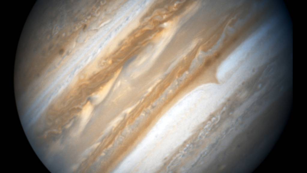 Der grösste Planet in unserem Sonnensystem ist Jupiter. Eine Studie gibt nun eine Erklärung, wieso grössere Planeten häufig massereichere Sterne umkreisen. (Archivbild)