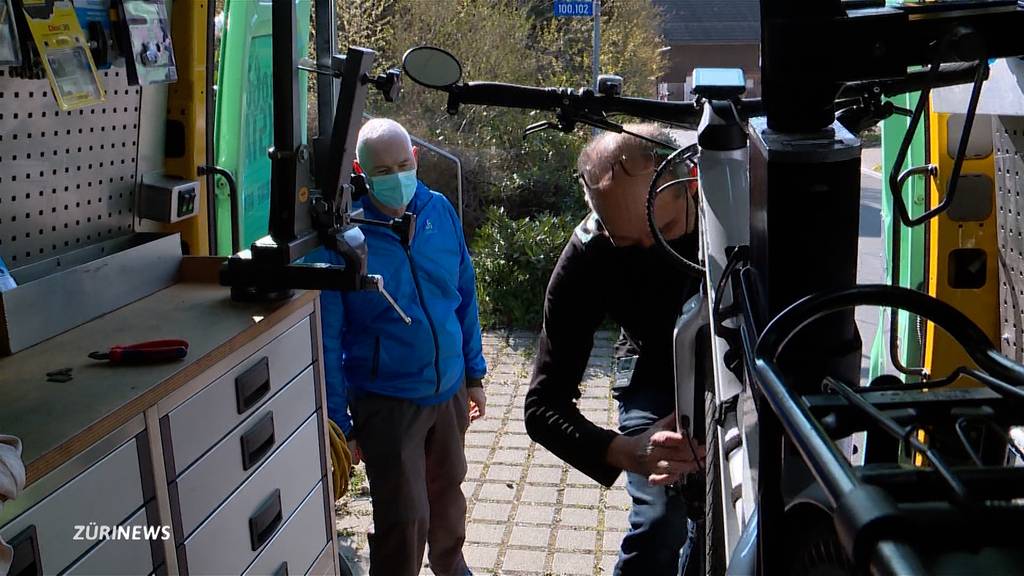 Im Corona-Aufschwung: Unterwegs mit der mobilen Velowerkstatt