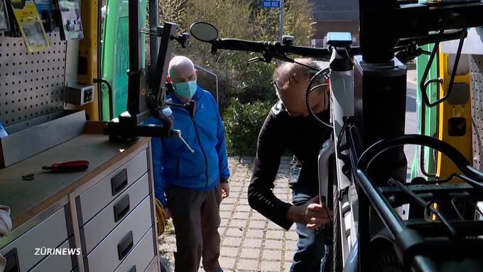Im Corona-Aufschwung: Unterwegs mit der mobilen Velowerkstatt