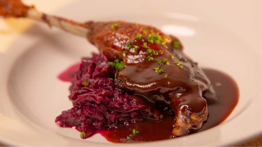 Konfierte Gänseschenkel mit Sanddornjus Apfel-Rotkraut und Kartoffelstampf