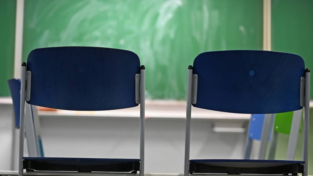ARCHIV - Zwei leere Stühle stehen in einem Klassenraum vor einer Tafel. Foto: Michael Brandt/dpa