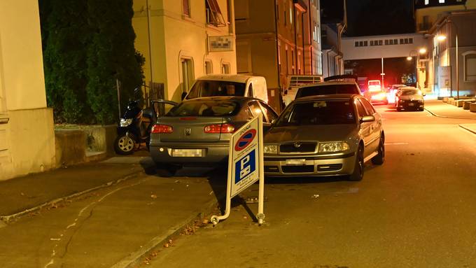 Lernfahrer (24) flüchtet vor Polizei und knallt in Verkehrsschild