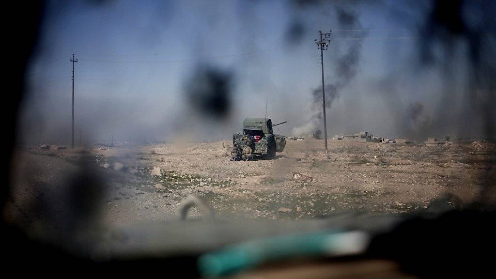 Kampfszene bei Mossul: Irakische Regierungstruppen arbeiten daran, die Stadt von der IS-Miliz zurückzuerobern. (Archivbild)