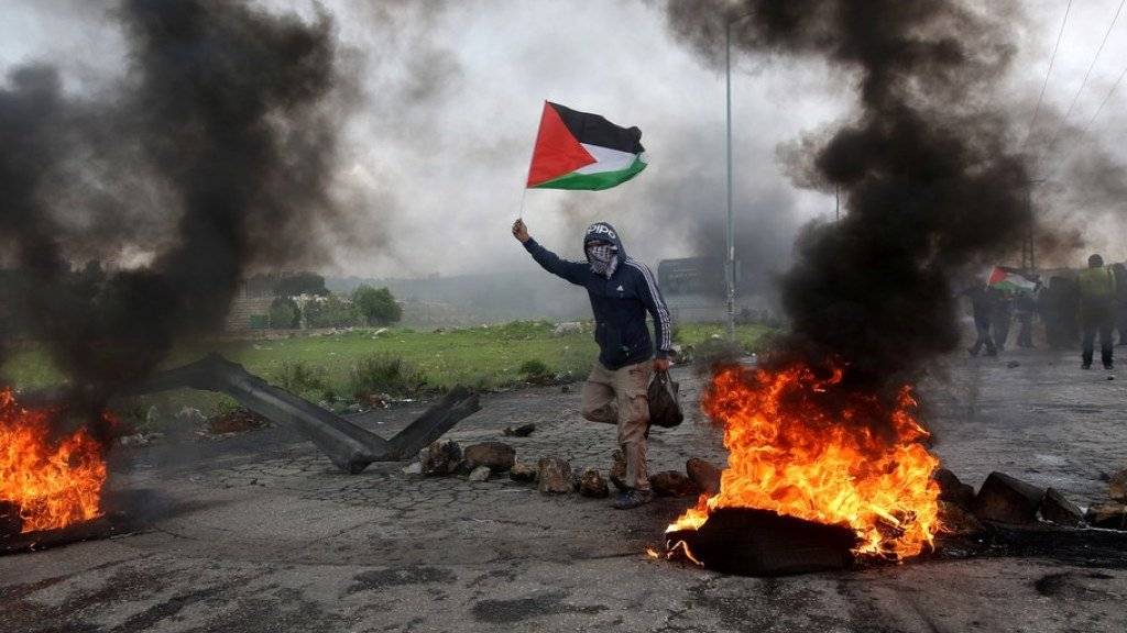 Protest mit palästinensischer Flagge am Freitag in Ramallah.