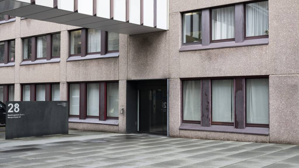 Vor dem Bezirksgericht Zürich muss sich heute ein mutmasslicher Hacker verantworten. Die Staatsanwaltschaft wirft ihm die Erpressung von Firmen vor. (Symbolbild)