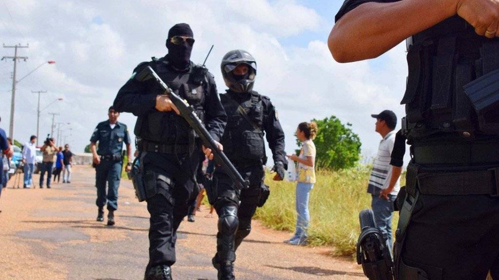 Polizisten vor der Haftanstalt in Boa Vista: Erneut kam es in einem brasilianischen Gefängnis zu einer Revolte. Die Behörden gewannen nach wenigen Stunden die Kontrolle wieder. Mindestens 31 Häftlinge starben bei der Revolte.