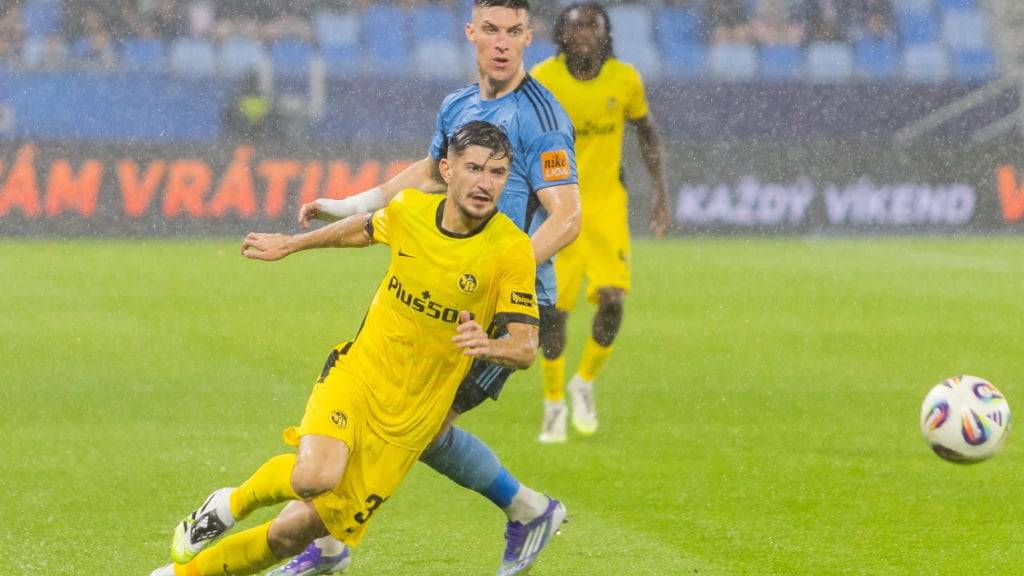 Im strömenden Regen kommt YB, hier mit Armin Gigovic, zum Auswärtssieg gegen Slovan Bratislava