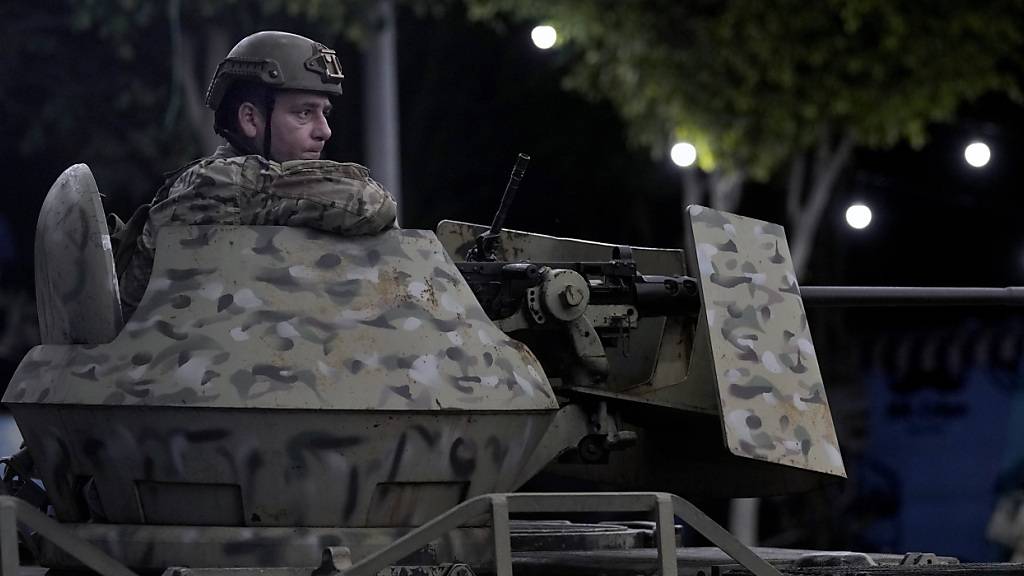 ARCHIV - Ein Soldat der libanesischen Armee sitzt hinter seiner Waffe auf dem Dach eines gepanzerten Mannschaftstransporters. Foto: Bilal Hussein/AP/dpa