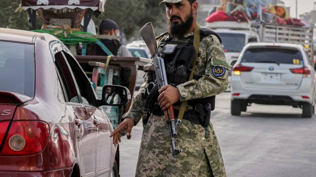 ARCHIV - Ein Polizist der Taliban leitet den Verkehr. Foto: Siddiqullah Alizai/AP/dpa