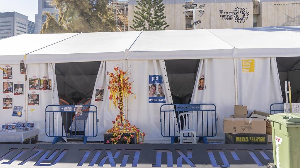 In Zelten auf dem Platz vor dem Kunstmuseum in Tel Aviv leben Familien, deren Angehörige am 7.10.2023 von der Terrorgruppe Hamas verschleppt worden sind. Sie appellieren täglich daran, die Geiseln endlich freizulassen. Foto: Lev Radin/ZUMA Press Wire/dpa