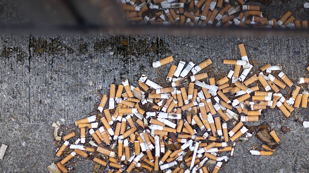 Kameras an Reinigungsfahrzeugen haben während vier Monaten Tausende von weggeworfenen Zigarettenstummel registriert. Die Bilanz: Es gibt gute Noten in Sachen Sauberkeit. (Symbolbild)