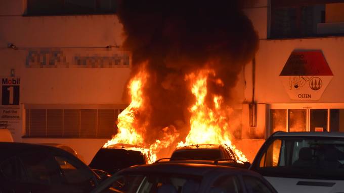 Zwei Personenwagen ausgebrannt - Polizei sucht Zeugen