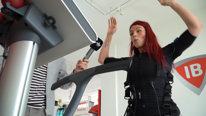 «Völlig wild» – Argovia-Moderatorin Vanessa testet Elektro-Fitness