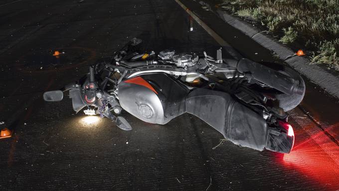 Betrunkener Autofahrer rammt Motorrad