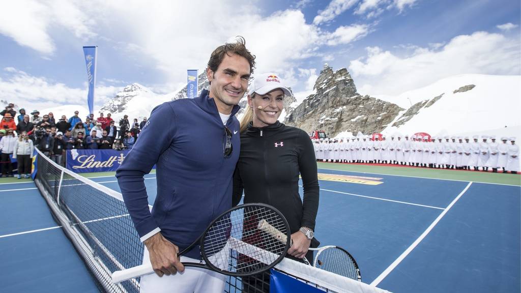 Roger Federer vor dem Tennis Showmatch mit Skirennstar Lindsey Vonn auf dem Jungfraujoch anlässlich der Eröffnung des Lindt Swiss Chocolate Heaven am Mittwoch, 16. Juli 2014.