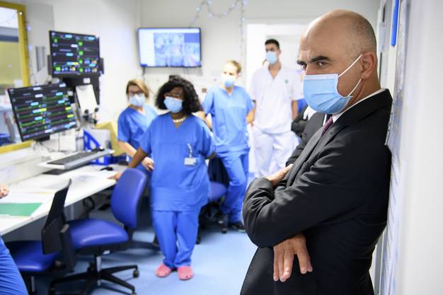 Health Minister Alain Berset and his six colleagues face tough decisions.  Here Berset visits a clinic in Neuchâtel.