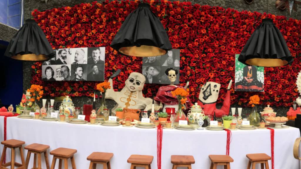 Altar zum Tag der Toten, der - inspiriert an Zeichnungen und Ideen des französischen Mode-Designers Gaultier - von 30 mexikanischen Künstlern für eine Installation im Frida-Kahlo-Museum gestaltet wurde. Foto: Jair Cabrera Torres/dpa