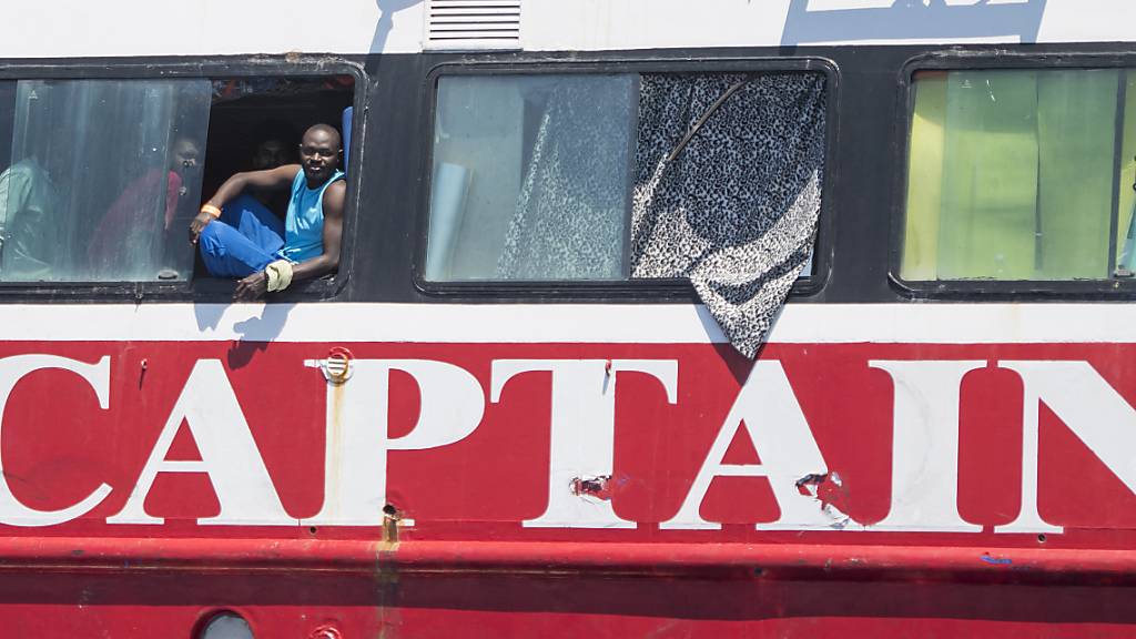 Migranten blicken aus dem Fenster an Bord eines Touristenbootes etwa 20 Kilometer vor Malta.