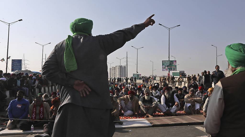 Protestierende Bauern kampieren auf einer Landstraße an der Grenze zwischen Neu Delhi und Uttar Pradesh Foto: Manish Swarup/AP/dpa