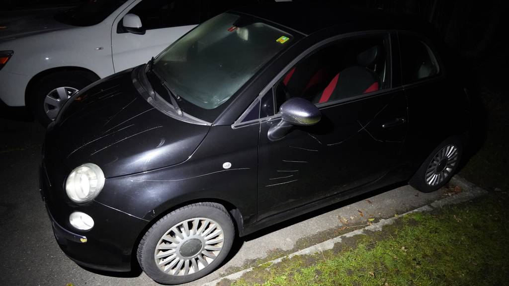 Unbekannte zerkratzen Autos in Altdorf