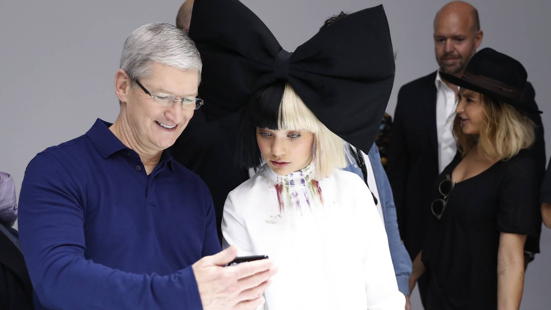 Tim Cook zeigt Maddie Ziegler das neue iPhone 7