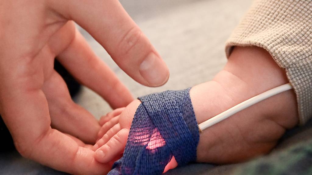 Die EU-Arzneimittelbehörde EMA hat grünes Licht für den ersten Impfstoff gegen das sogenannte Respiratorische Synzytial-Virus (RSV) gegeben, der sowohl bei Menschen ab 60 Jahren als auch bei Säuglingen eingesetzt werden kann. (Symbolbild)