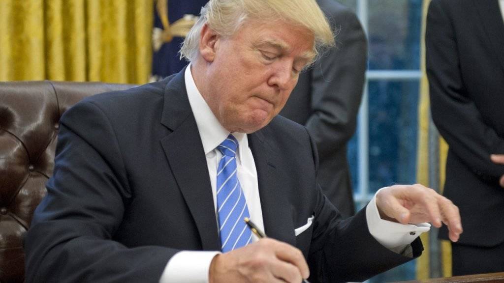 Mit dem Kugelschreiber die TPP-Teilnahme beerdigt: Trotz Trumps Rückzug der USA aus dem Handelsabkommen soll TPP weiterleben.