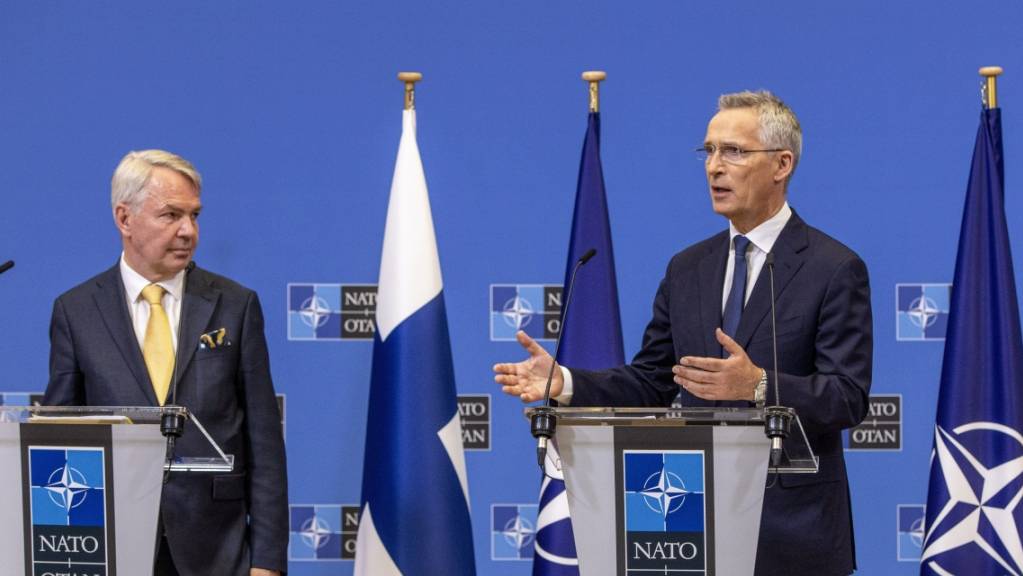 Finnlands Außenminister Pekka Haavisto (l) und Nato-Generalsekretär Jens Stoltenberg. 