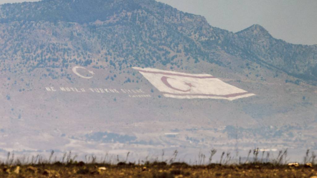 ARCHIV - Nachbildung einer Flagge der türkischen Republik Nordzypern an den Hängen des Berges Pentadaktylos. Foto: Christoph Reichwein/dpa/Archivbild