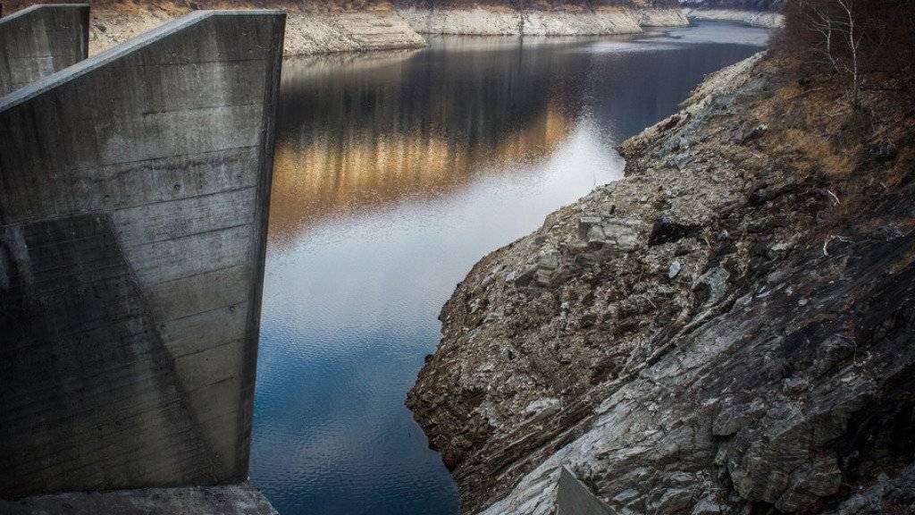 Tiefer Pegelstand beim Verzasca-Staudamm, aufgenommen am Mittwoch, 27. Januar 2016.