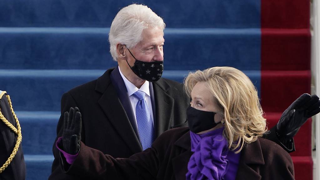 ARCHIV - Hillary Clinton (r) und der ehemalige US-Präsident Bill Clinton. Foto: Patrick Semansky/AP Pool/dpa