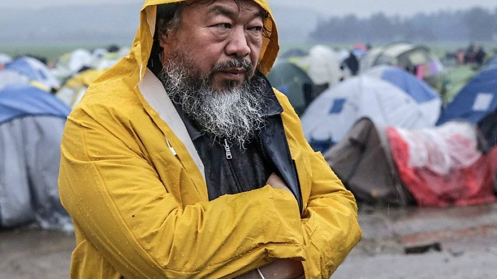 Ai Weiwei letzte Woche im Flüchtlingslager Idomeni. An diesem Donnerstag hat er sich beim Lager-Coiffeur einen symbolträchtigen Haarschnitt verpassen lassen (Archiv).