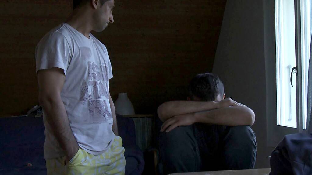 Der Dokumentarfilm «Prisoners of Fate» begleitet Menschen, die in die Schweiz geflüchtet sind. So auch den Iraner Mahmad (stehend), der von Kriegserfahrungen traumatisiert ist. (Filmstill)