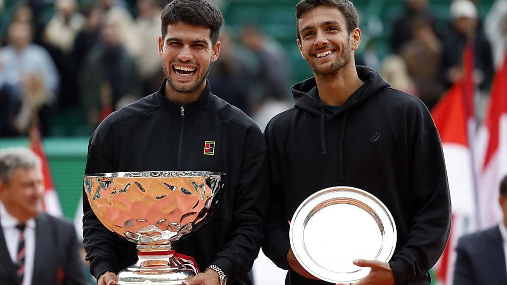 Carlos Alcaraz (links) strahlender Sieger in Monte Carlo nach dem Final gegen Lorenzo Musetti
