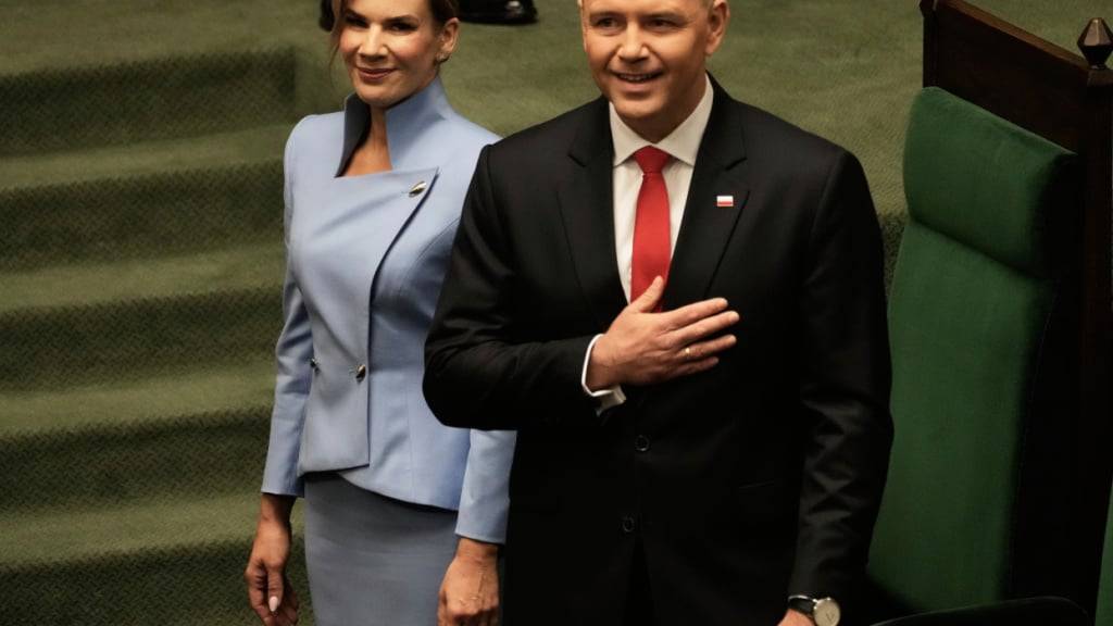 Polens neuer Präsident Karol Nawrocki (r) kommt mit seiner  Frau Marta Nawrocka zur Vereidigung. Der Rechtskonservative Nawrocki siegte bei der Präsidentenwahl am 1. Juni. Er tritt die Nachfolge von Polens Präsidenten Duda an. Foto: Czarek Sokolowski/AP/dpa